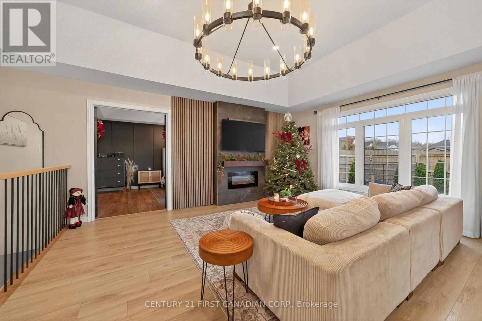 292 Thorn Drive, Strathroy-Caradoc (Ne), ON - Indoor Photo Showing Living Room