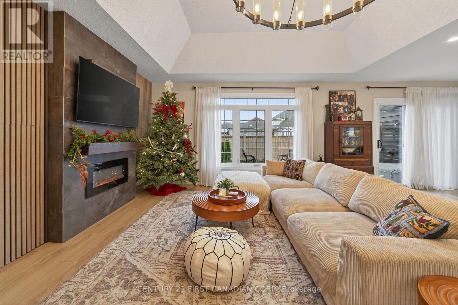 292 Thorn Drive, Strathroy-Caradoc (Ne), ON - Indoor Photo Showing Living Room With Fireplace