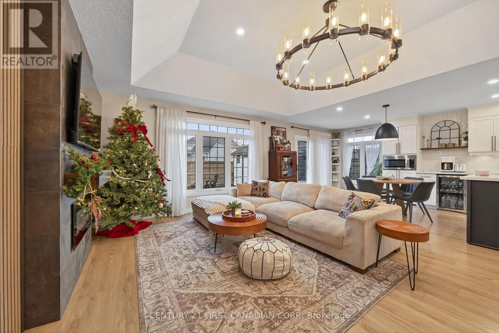 292 Thorn Drive, Strathroy-Caradoc (Ne), ON - Indoor Photo Showing Living Room