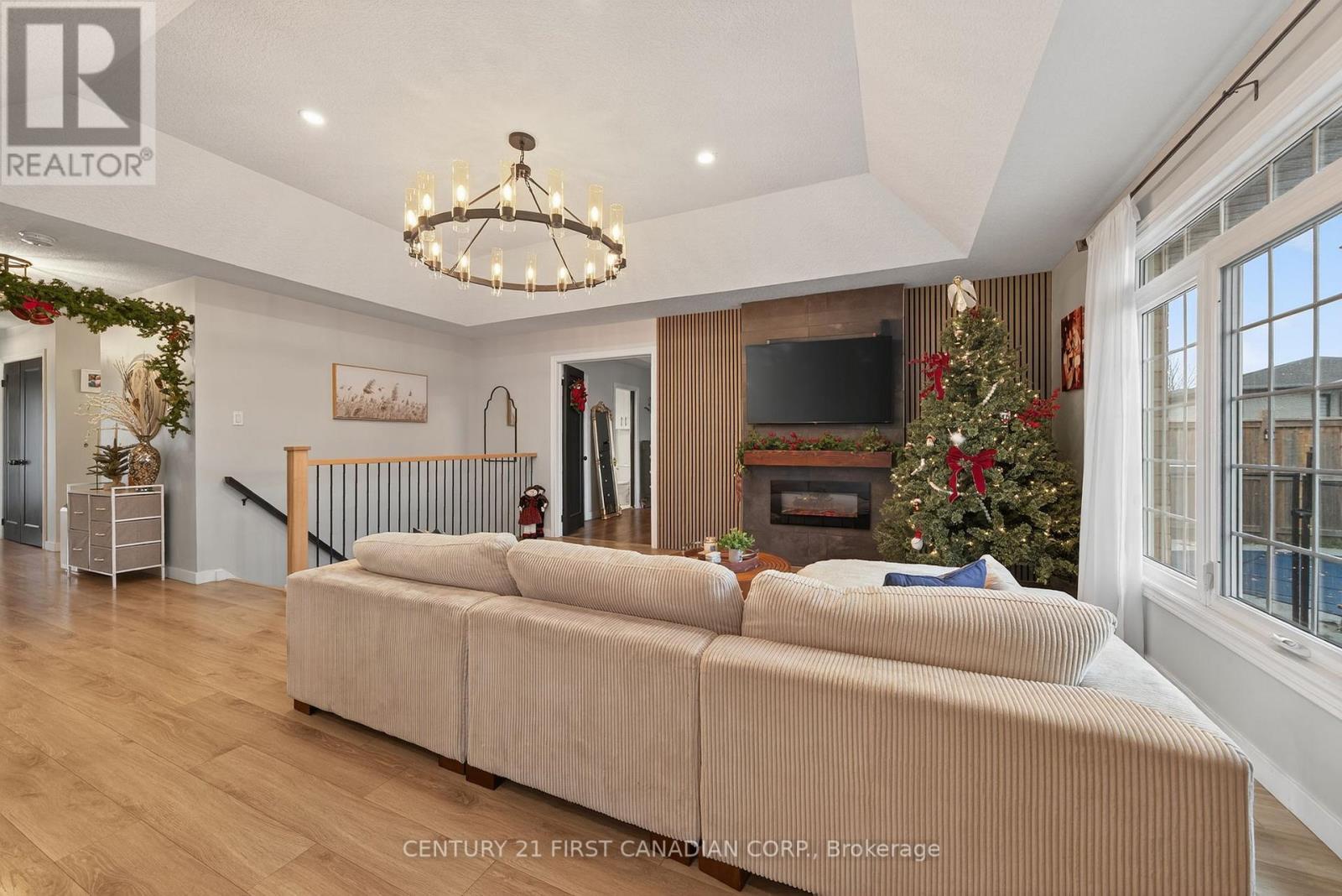 292 Thorn Drive, Strathroy-Caradoc (Ne), ON - Indoor Photo Showing Living Room With Fireplace