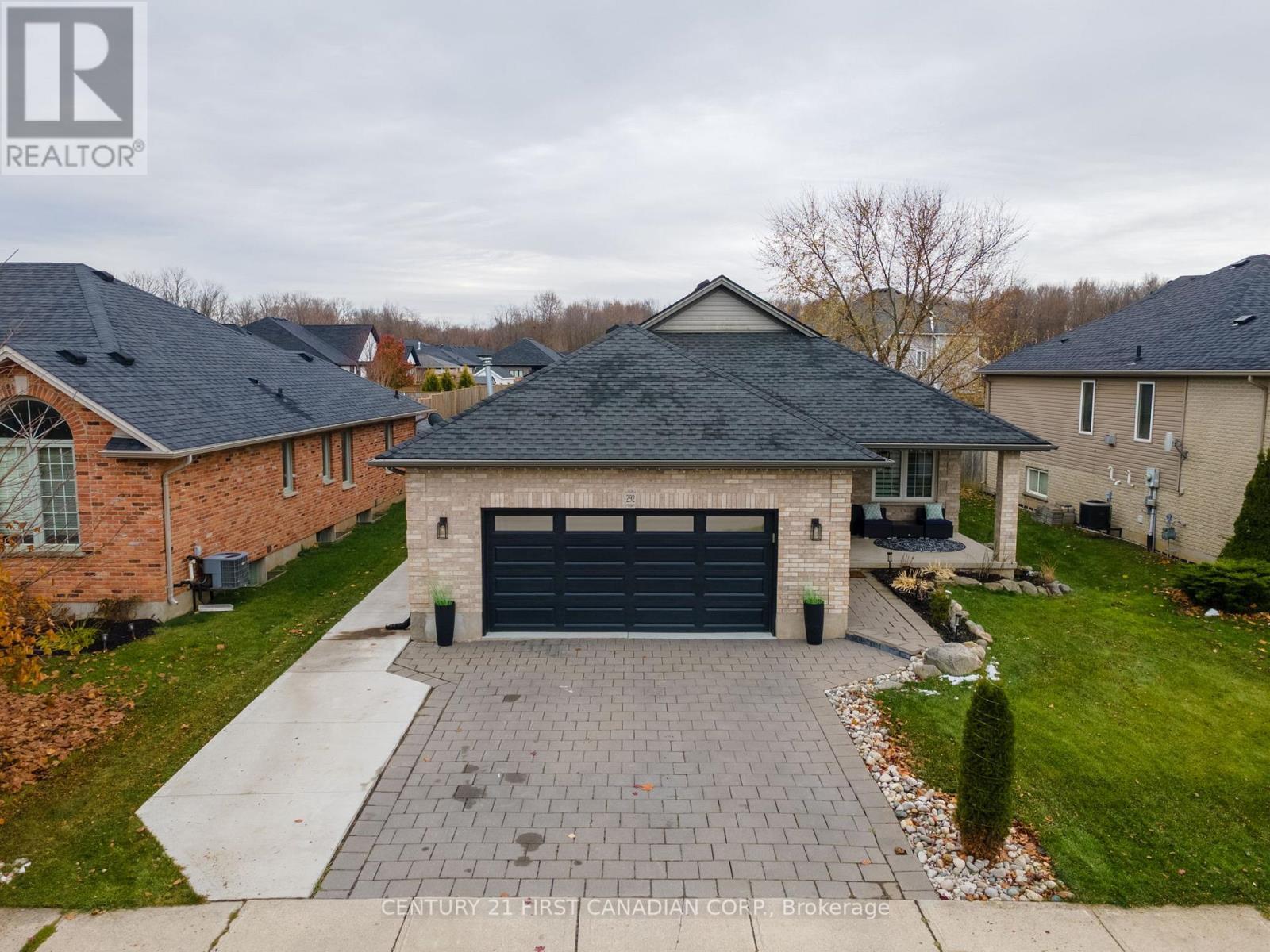 292 Thorn Drive, Strathroy-Caradoc (Ne), ON - Outdoor
