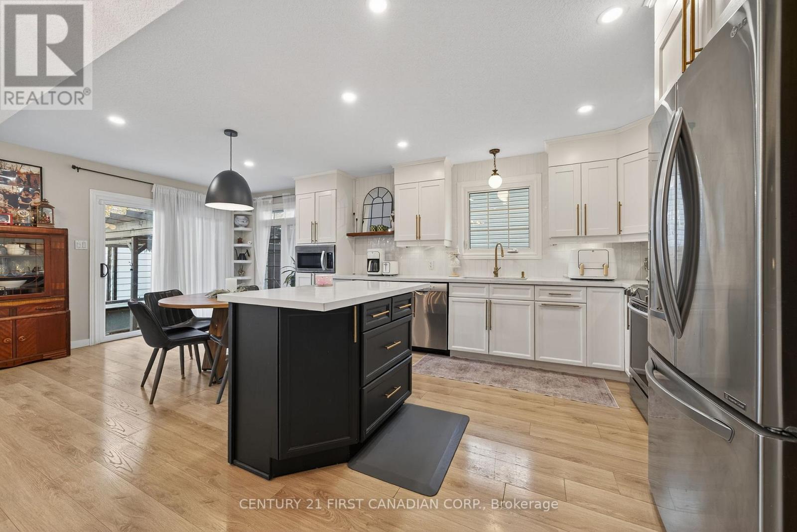292 Thorn Drive, Strathroy-Caradoc (Ne), ON - Indoor Photo Showing Kitchen With Upgraded Kitchen