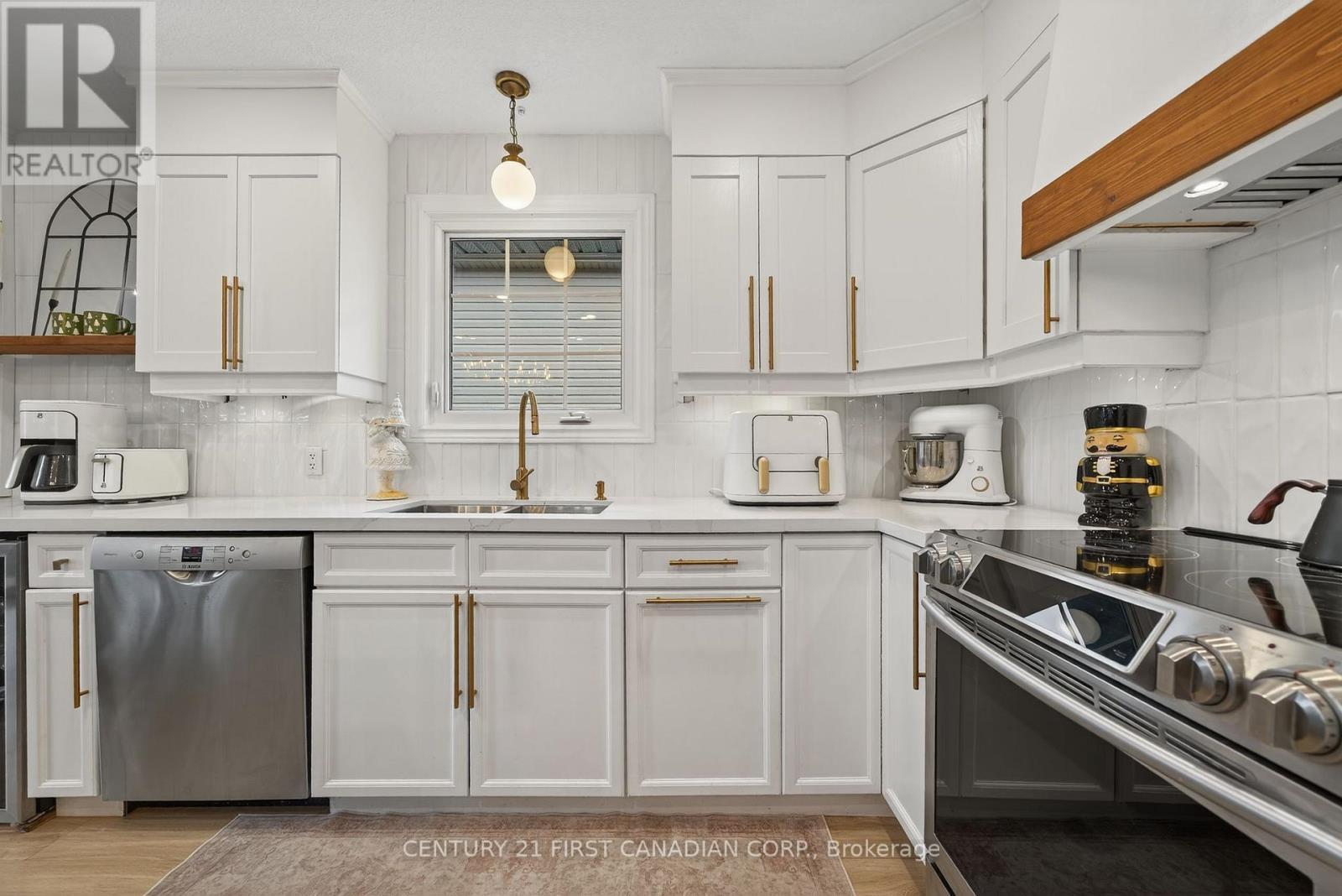 292 Thorn Drive, Strathroy-Caradoc (Ne), ON - Indoor Photo Showing Kitchen