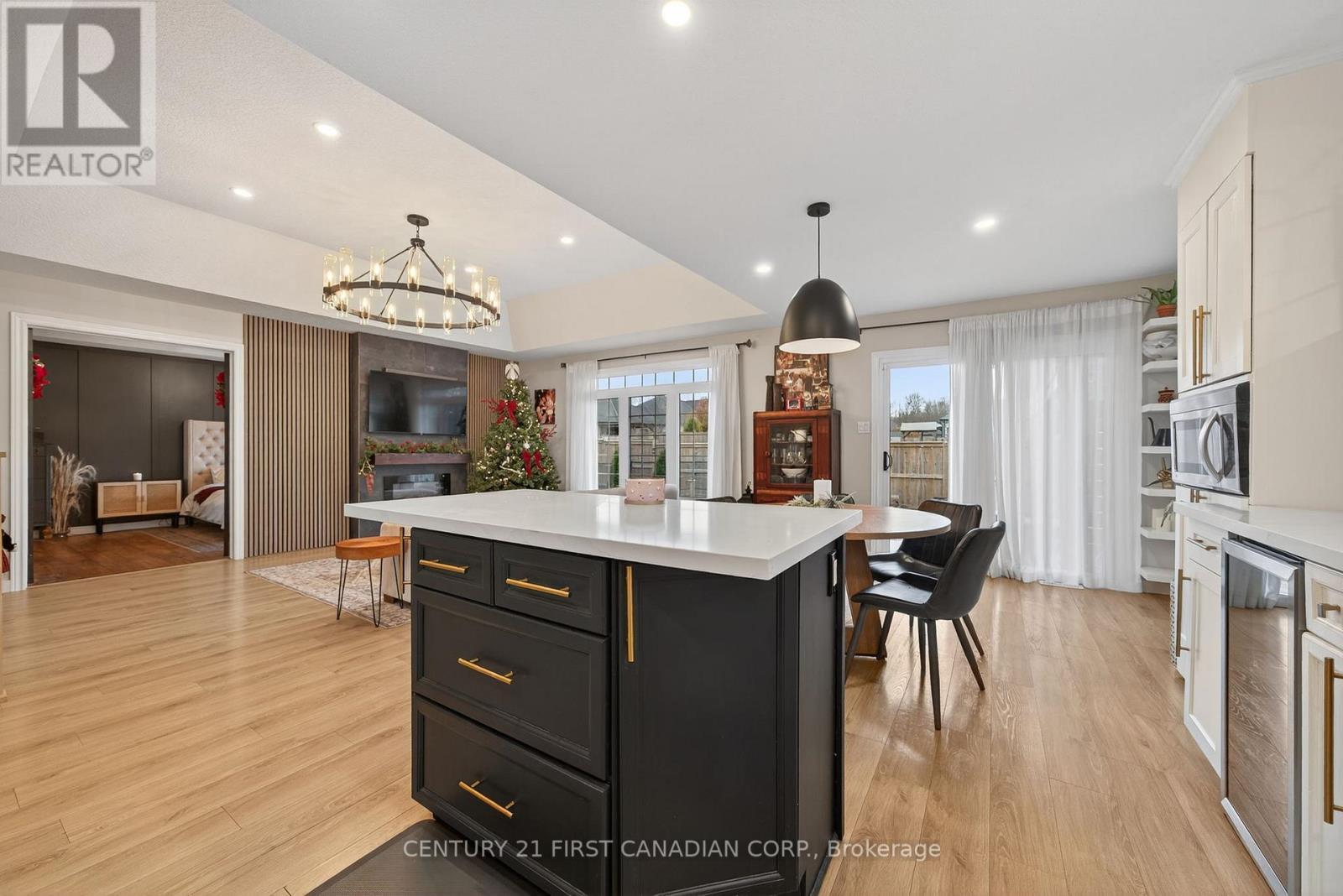 292 Thorn Drive, Strathroy-Caradoc (Ne), ON - Indoor Photo Showing Kitchen With Upgraded Kitchen