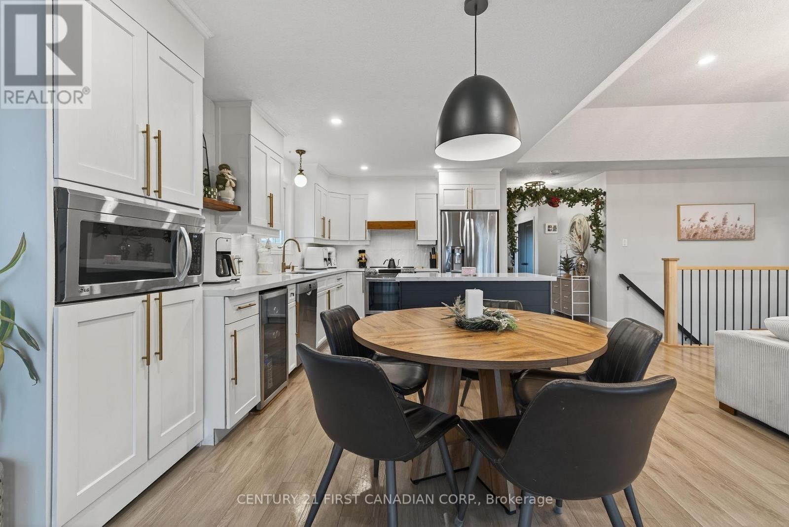 292 Thorn Drive, Strathroy-Caradoc (Ne), ON - Indoor Photo Showing Dining Room