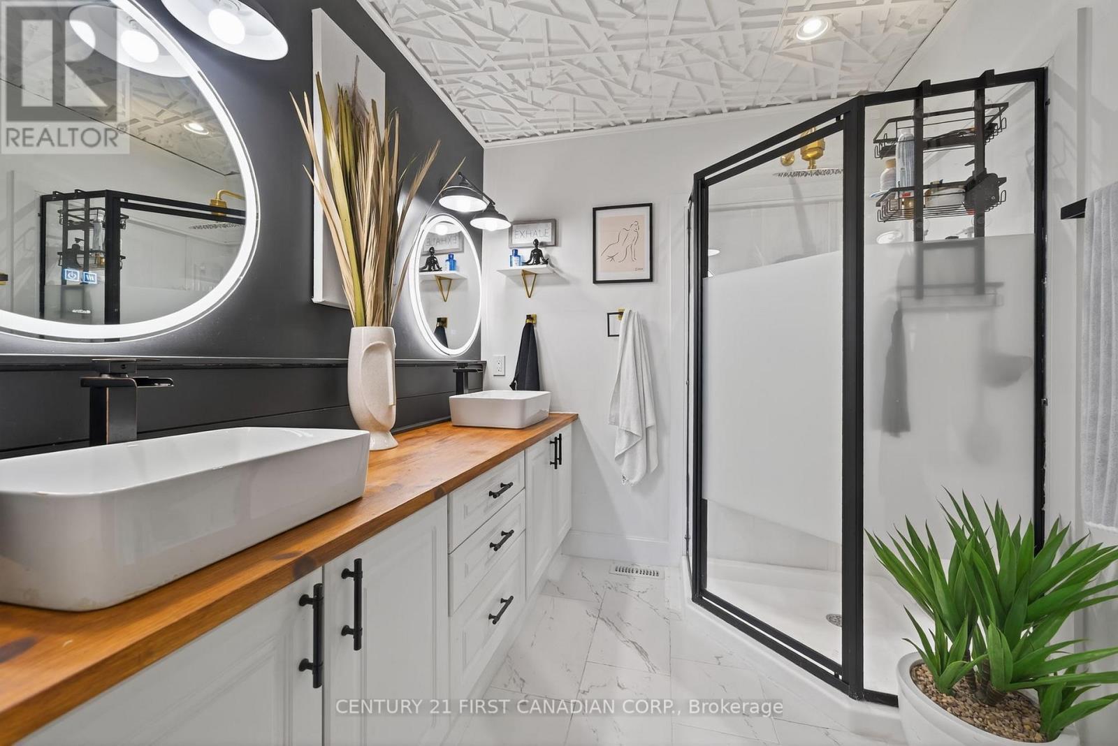292 Thorn Drive, Strathroy-Caradoc (Ne), ON - Indoor Photo Showing Bathroom