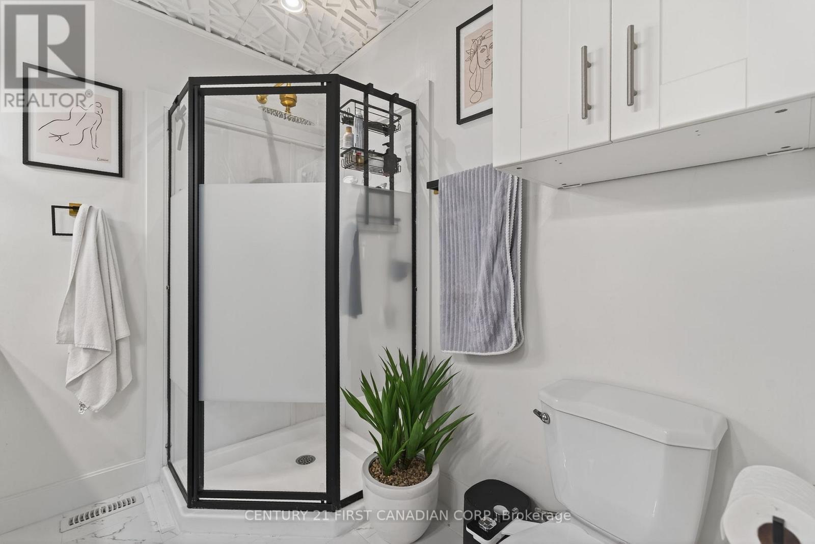 292 Thorn Drive, Strathroy-Caradoc (Ne), ON - Indoor Photo Showing Bathroom