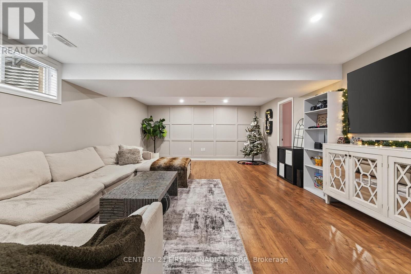 292 Thorn Drive, Strathroy-Caradoc (Ne), ON - Indoor Photo Showing Living Room