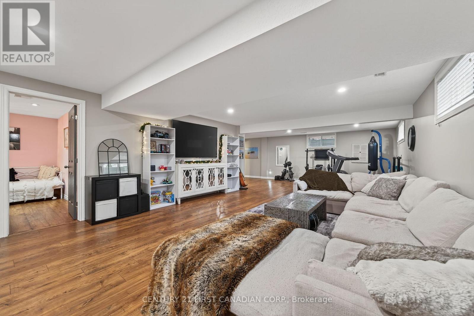 292 Thorn Drive, Strathroy-Caradoc (Ne), ON - Indoor Photo Showing Living Room