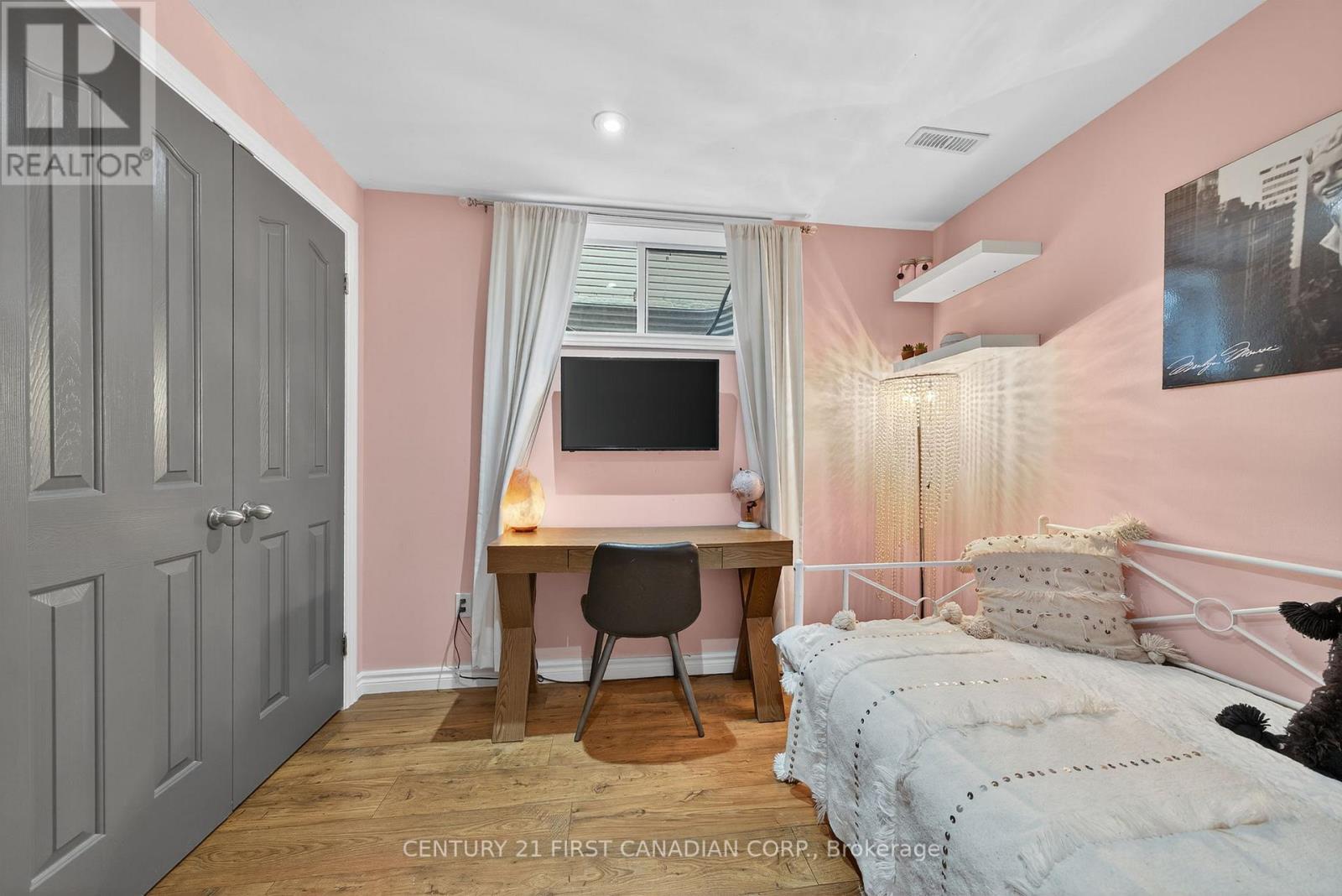 292 Thorn Drive, Strathroy-Caradoc (Ne), ON - Indoor Photo Showing Bedroom