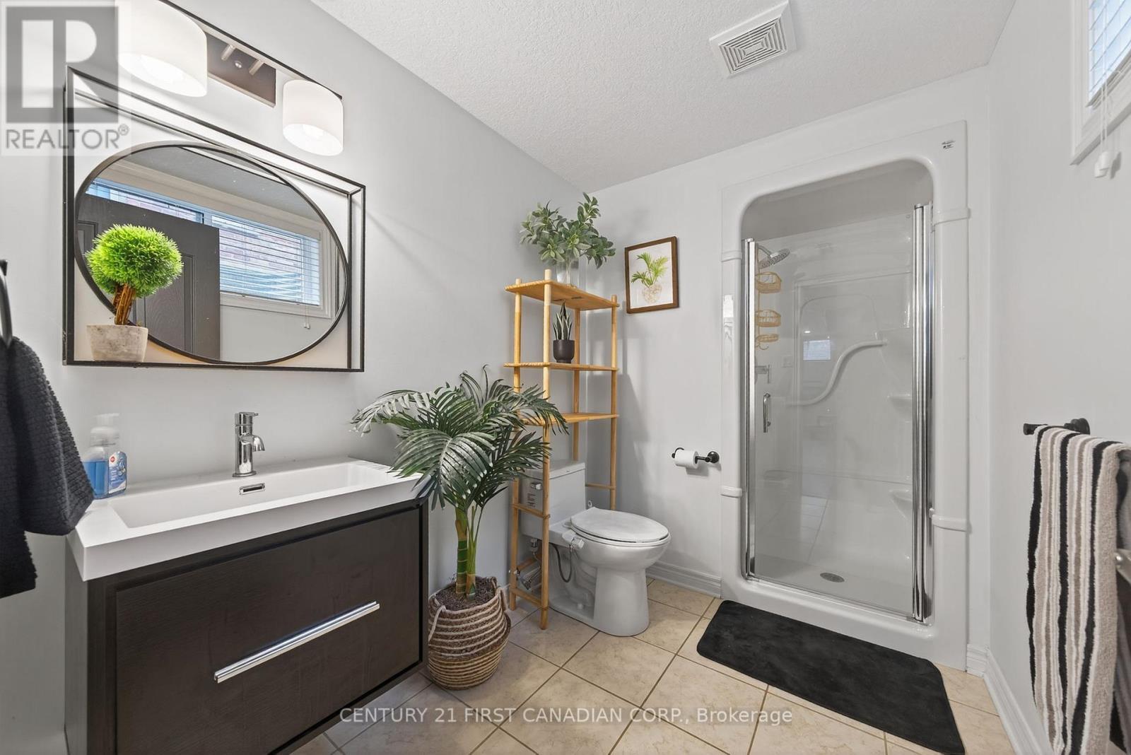292 Thorn Drive, Strathroy-Caradoc (Ne), ON - Indoor Photo Showing Bathroom