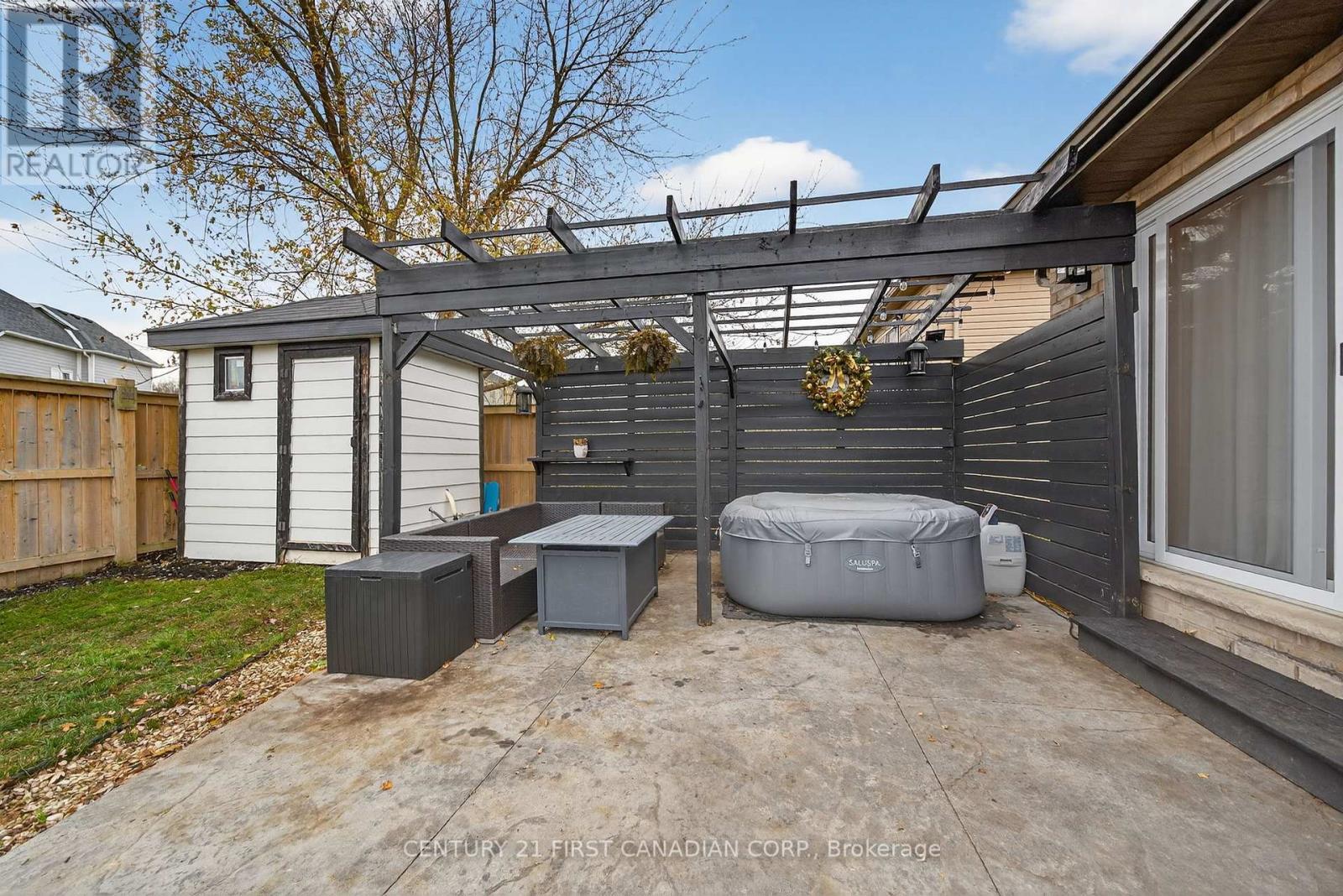 292 Thorn Drive, Strathroy-Caradoc (Ne), ON - Outdoor With Exterior