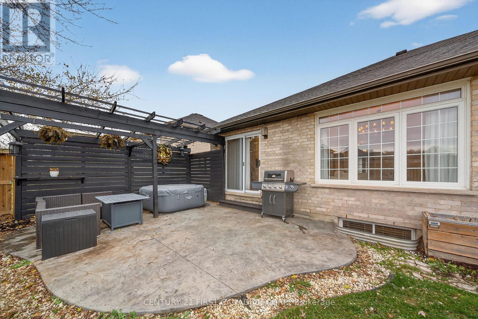 292 Thorn Drive, Strathroy-Caradoc (Ne), ON - Outdoor With Exterior