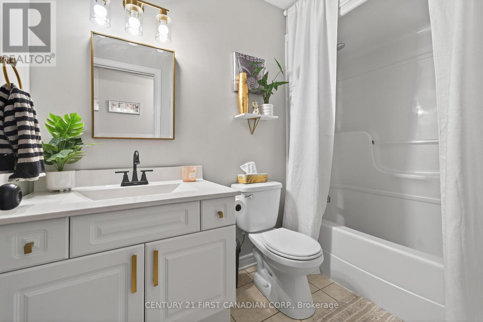 292 Thorn Drive, Strathroy-Caradoc (Ne), ON - Indoor Photo Showing Bathroom