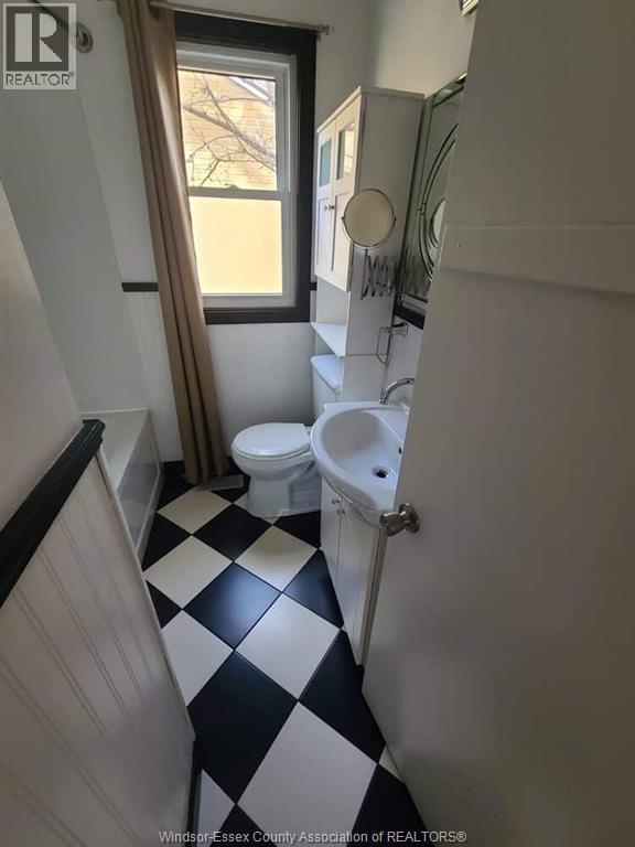 1182 Harrison Avenue, Windsor, ON - Indoor Photo Showing Bathroom
