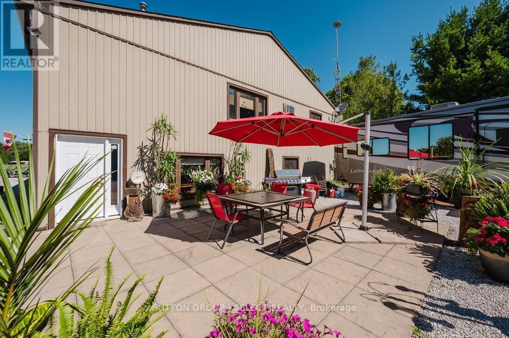 9450 Longwoods Road, Chatham-Kent (Chatham), ON - Outdoor With Deck Patio Veranda