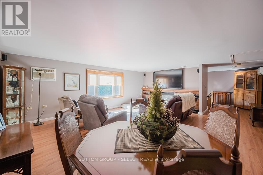 9450 Longwoods Road, Chatham-Kent (Chatham), ON - Indoor Photo Showing Dining Room
