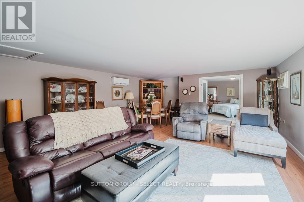 9450 Longwoods Road, Chatham-Kent (Chatham), ON - Indoor Photo Showing Living Room