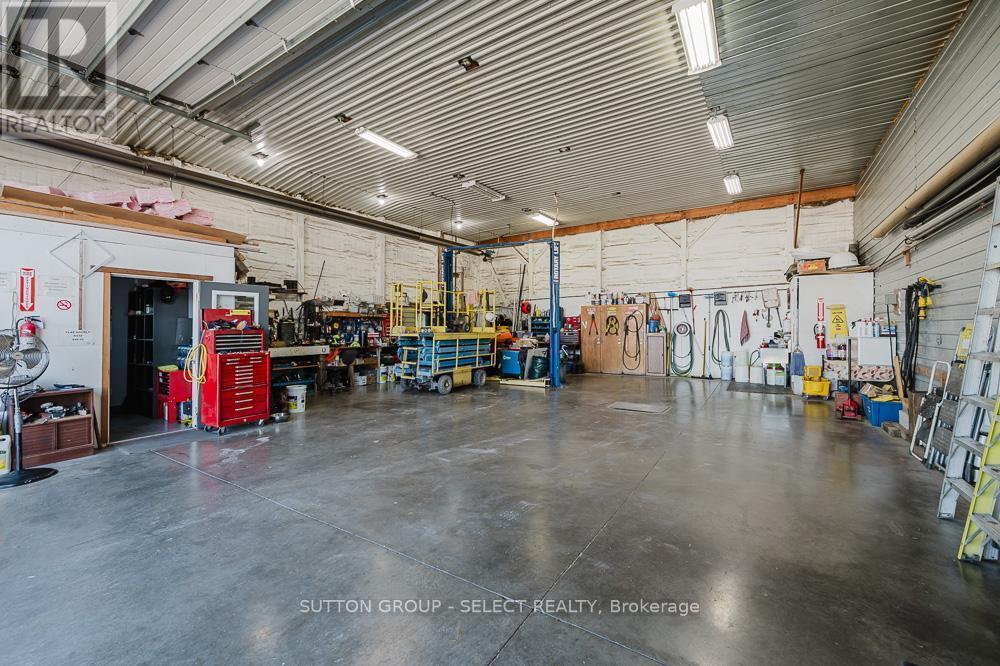 9450 Longwoods Road, Chatham-Kent (Chatham), ON - Indoor Photo Showing Garage