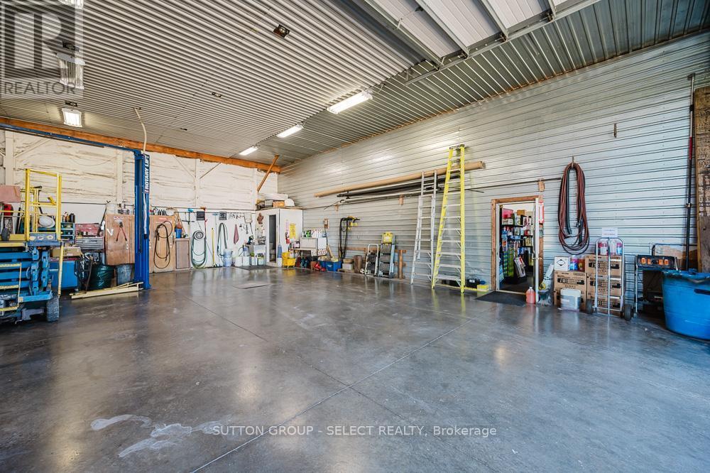 9450 Longwoods Road, Chatham-Kent (Chatham), ON - Indoor Photo Showing Garage