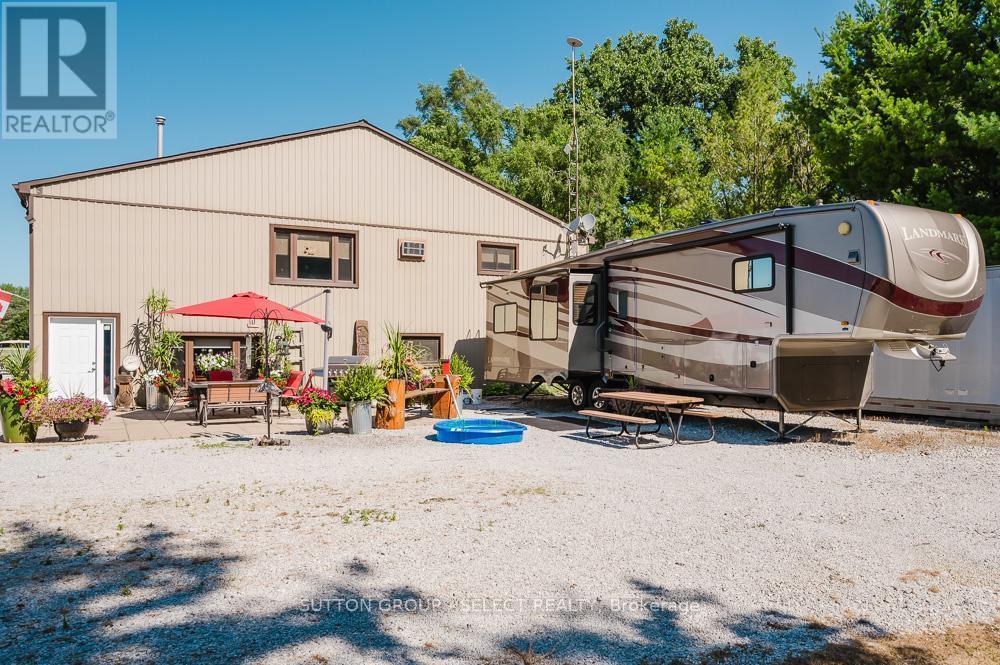 9450 Longwoods Road, Chatham-Kent (Chatham), ON - Outdoor