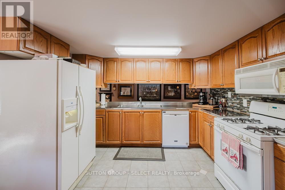 9450 Longwoods Road, Chatham-Kent (Chatham), ON - Indoor Photo Showing Kitchen