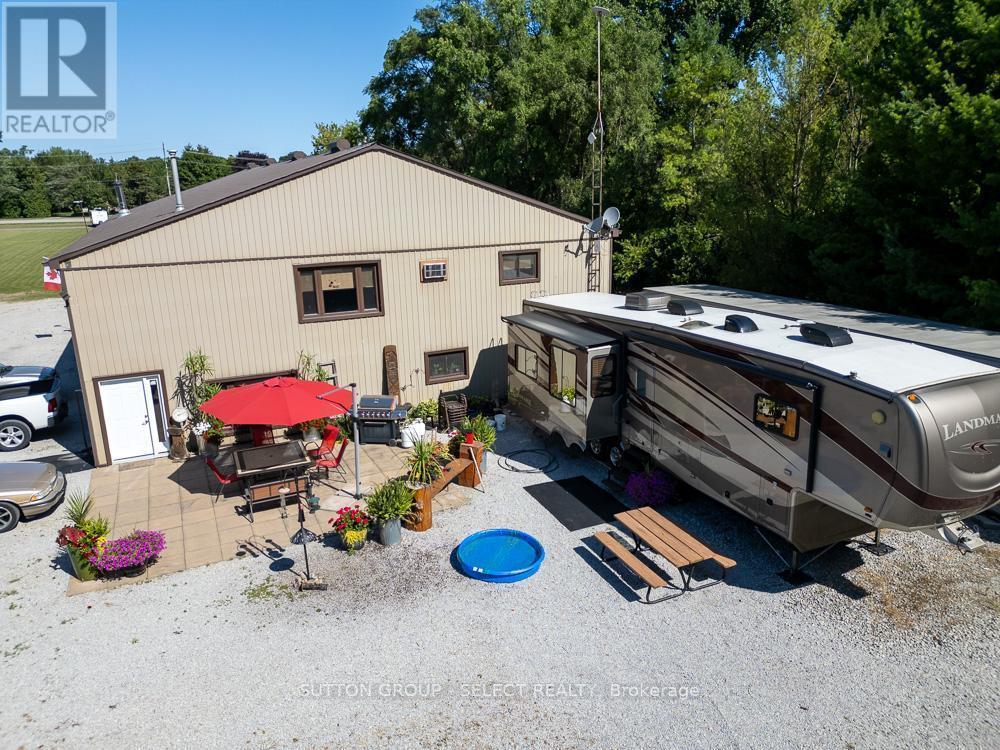 9450 Longwoods Road, Chatham-Kent (Chatham), ON - Outdoor