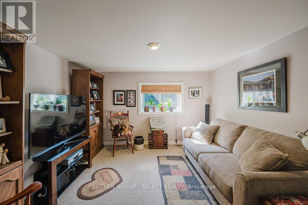 9450 Longwoods Road, Chatham-Kent (Chatham), ON - Indoor Photo Showing Living Room