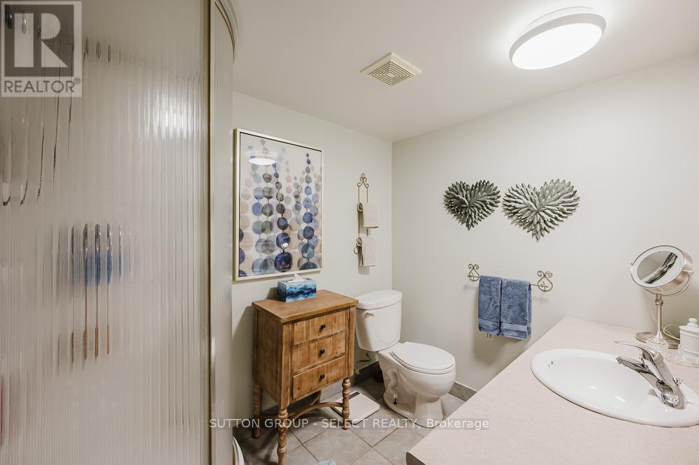 9450 Longwoods Road, Chatham-Kent (Chatham), ON - Indoor Photo Showing Bathroom