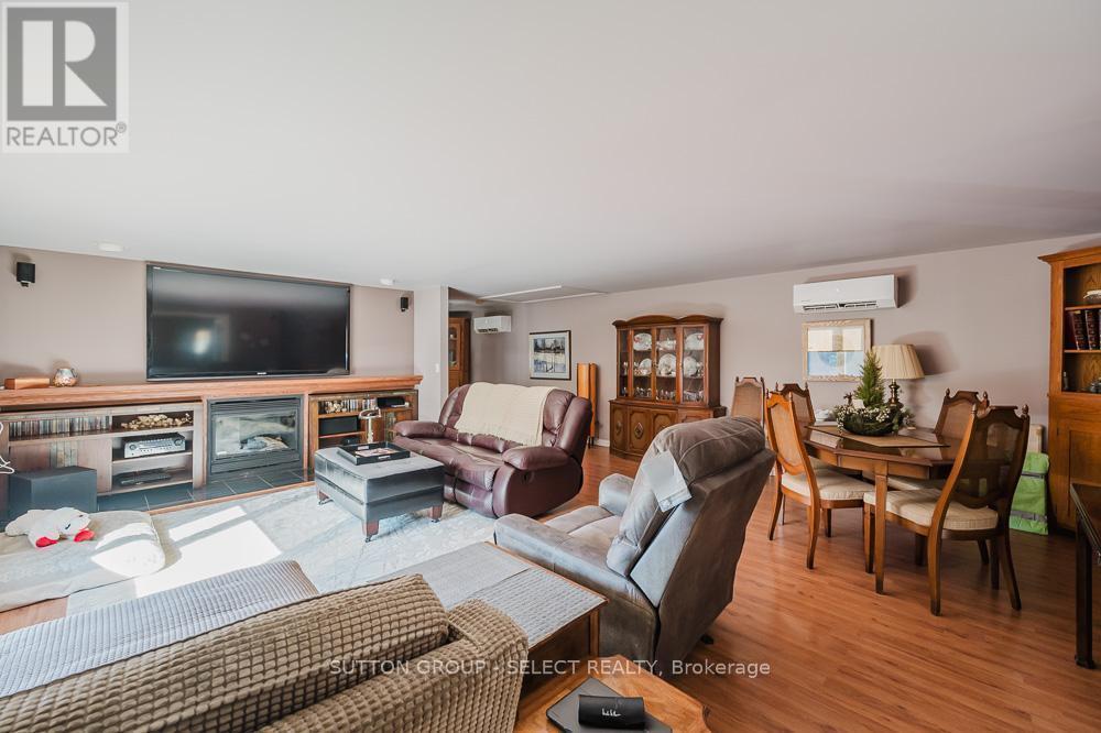 9450 Longwoods Road, Chatham-Kent (Chatham), ON - Indoor Photo Showing Living Room