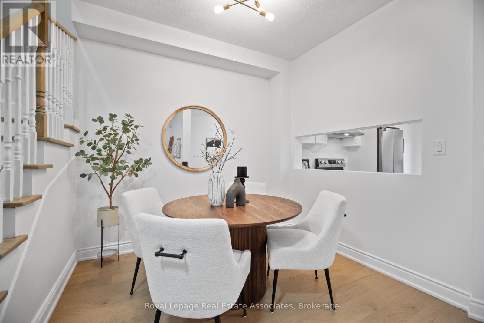 580 Courtney Valley Road, Mississauga, ON - Indoor Photo Showing Dining Room