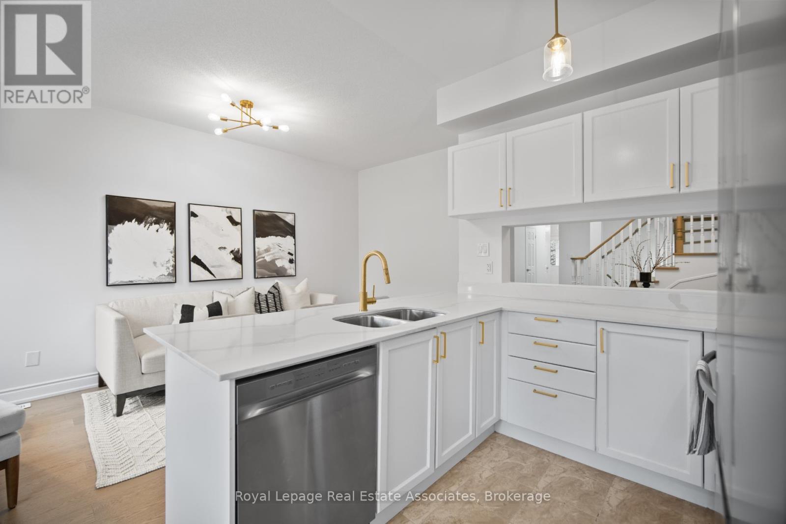 580 Courtney Valley Road, Mississauga, ON - Indoor Photo Showing Kitchen With Double Sink