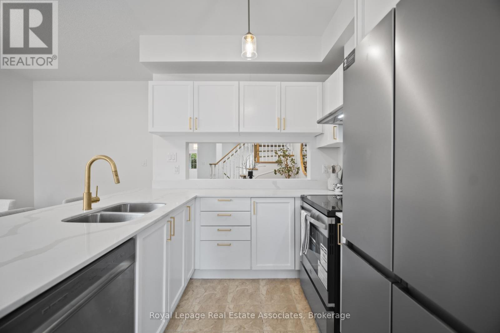 580 Courtney Valley Road, Mississauga, ON - Indoor Photo Showing Kitchen With Double Sink With Upgraded Kitchen