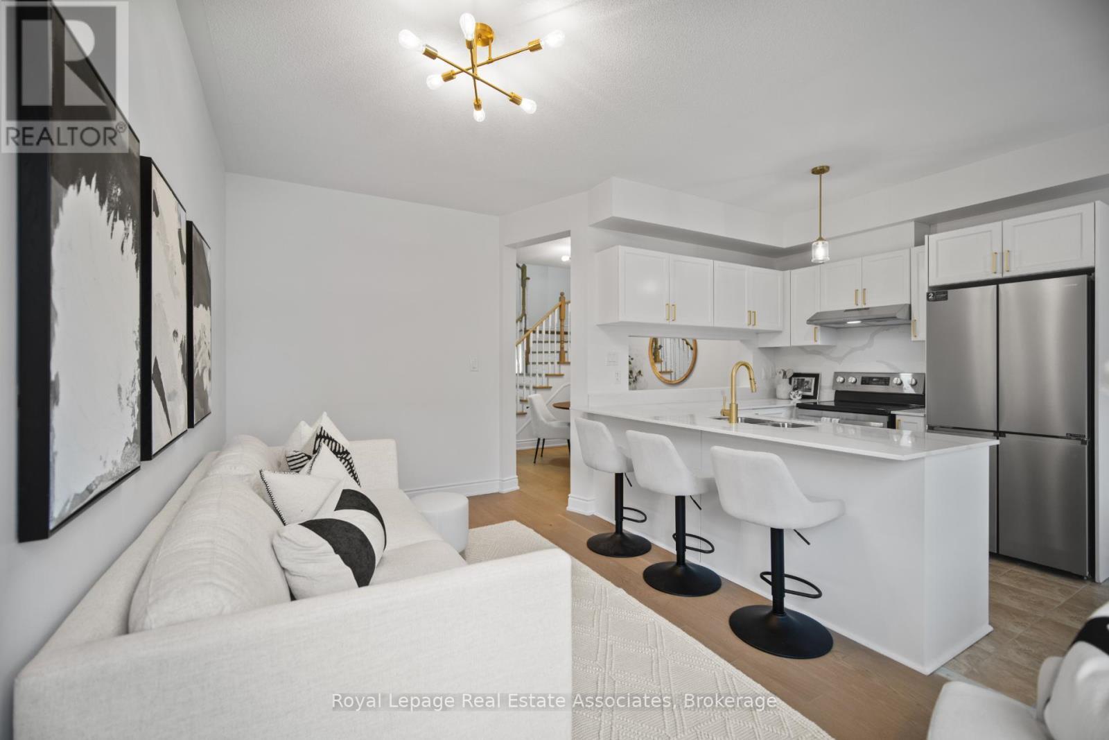 580 Courtney Valley Road, Mississauga, ON - Indoor Photo Showing Kitchen