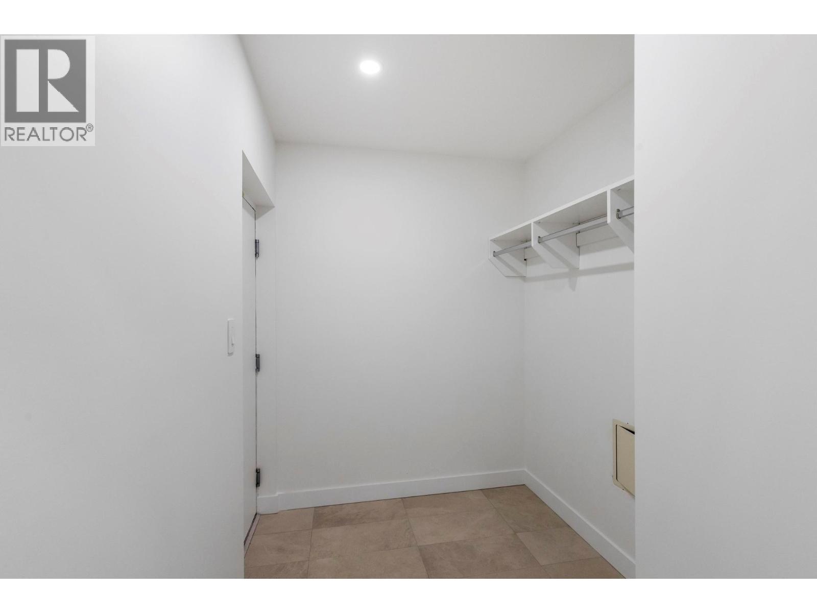 3352 Richter Street, Kelowna, BC - Indoor