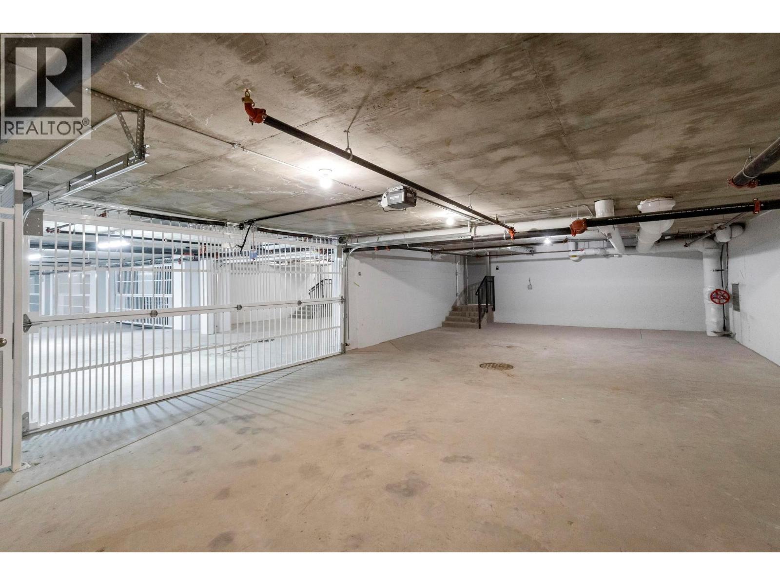 3352 Richter Street, Kelowna, BC - Indoor Photo Showing Garage
