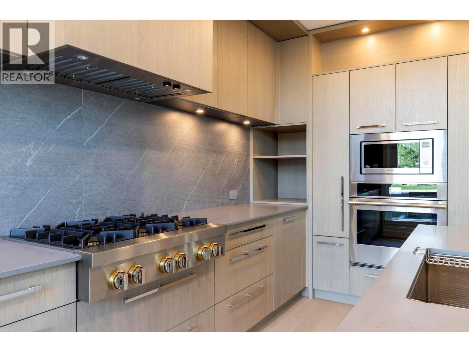 3352 Richter Street, Kelowna, BC - Indoor Photo Showing Kitchen With Upgraded Kitchen