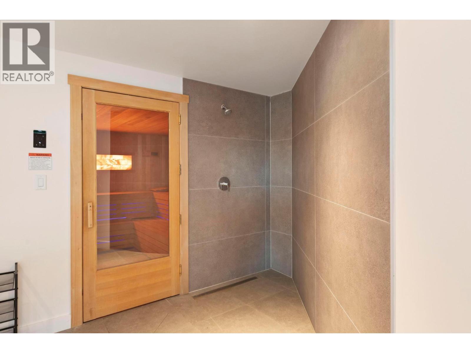 3352 Richter Street, Kelowna, BC - Indoor