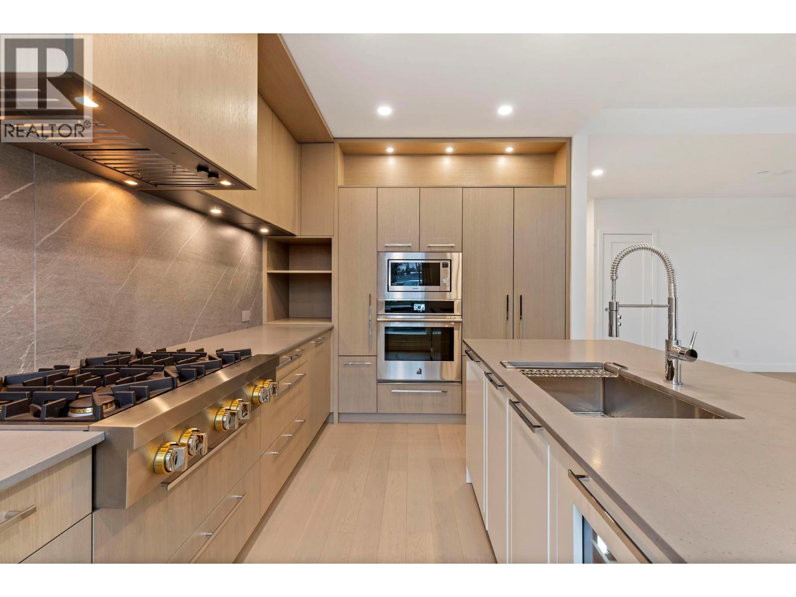 3352 Richter Street, Kelowna, BC - Indoor Photo Showing Kitchen With Upgraded Kitchen
