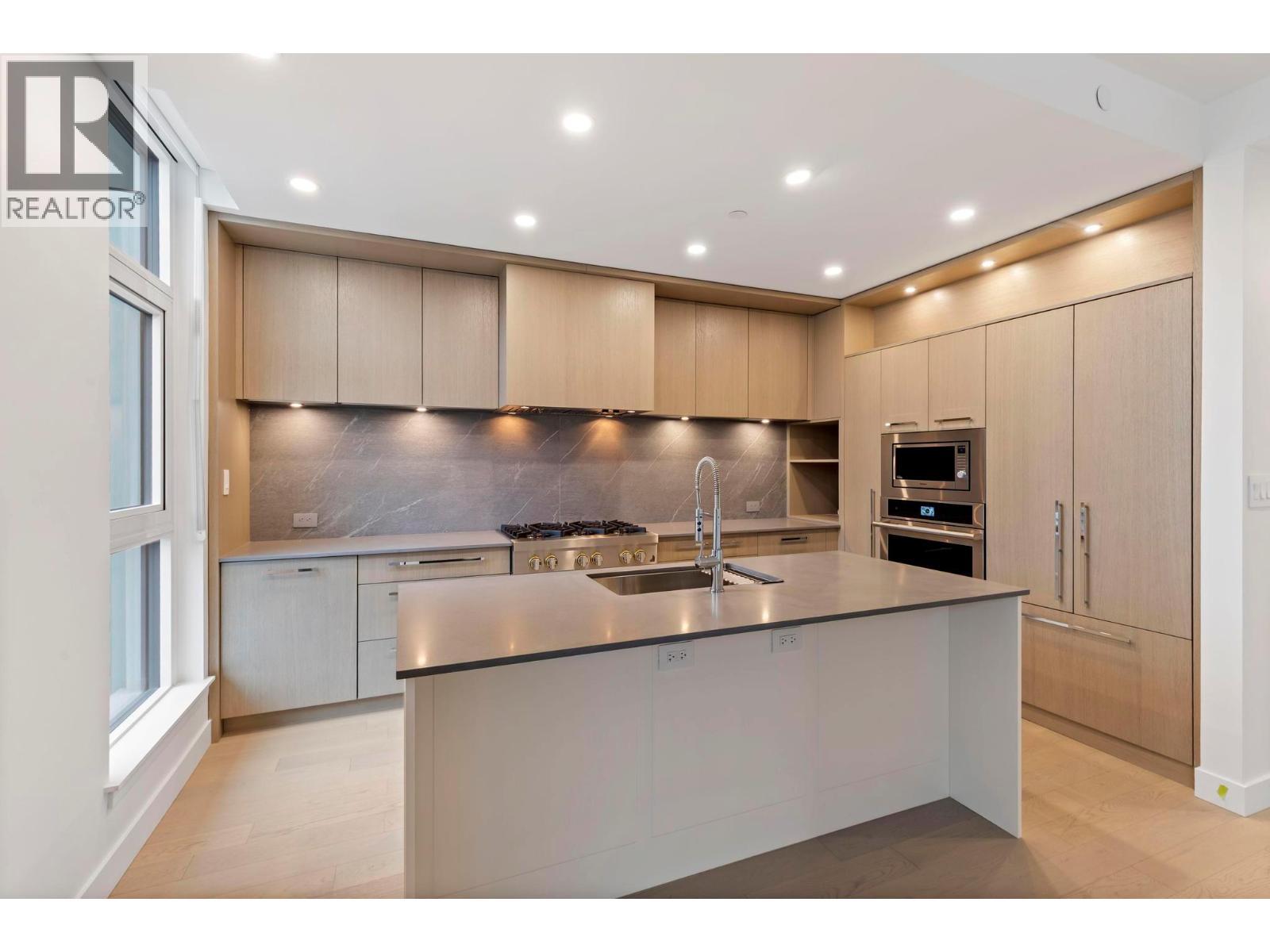 3352 Richter Street, Kelowna, BC - Indoor Photo Showing Kitchen With Upgraded Kitchen