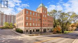 121 ROBINSON STREET Markham, ON L3P 1P2