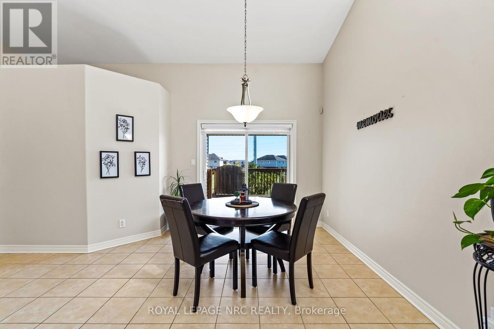 8710 Milomir Street, Niagara Falls, ON - Indoor Photo Showing Dining Room