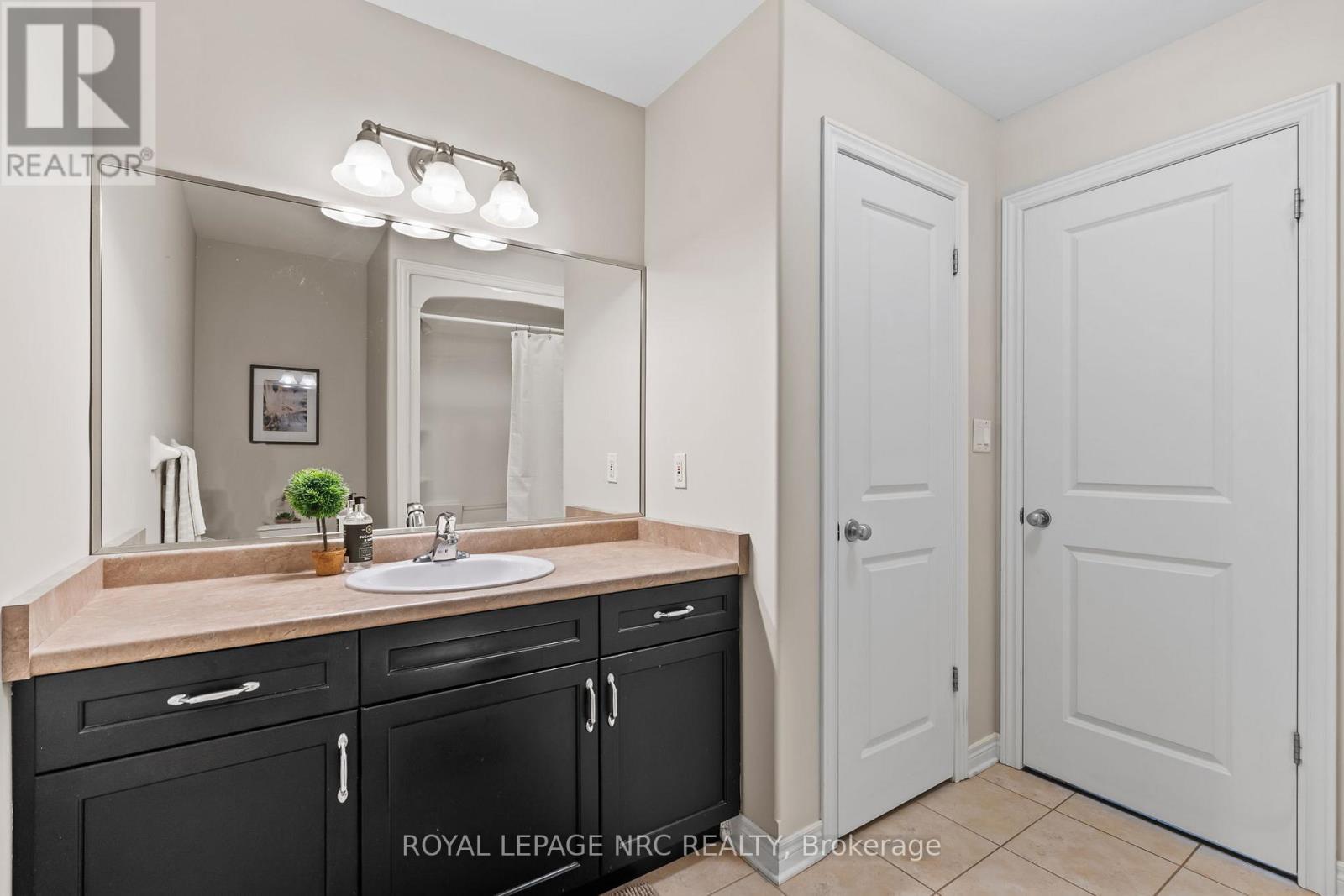 8710 Milomir Street, Niagara Falls, ON - Indoor Photo Showing Bathroom