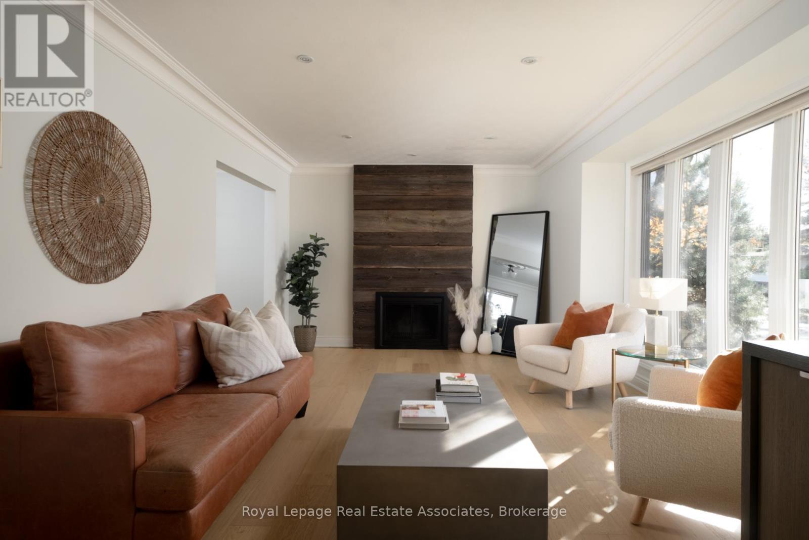 134 Fairwood Place W, Burlington, ON - Indoor Photo Showing Living Room With Fireplace
