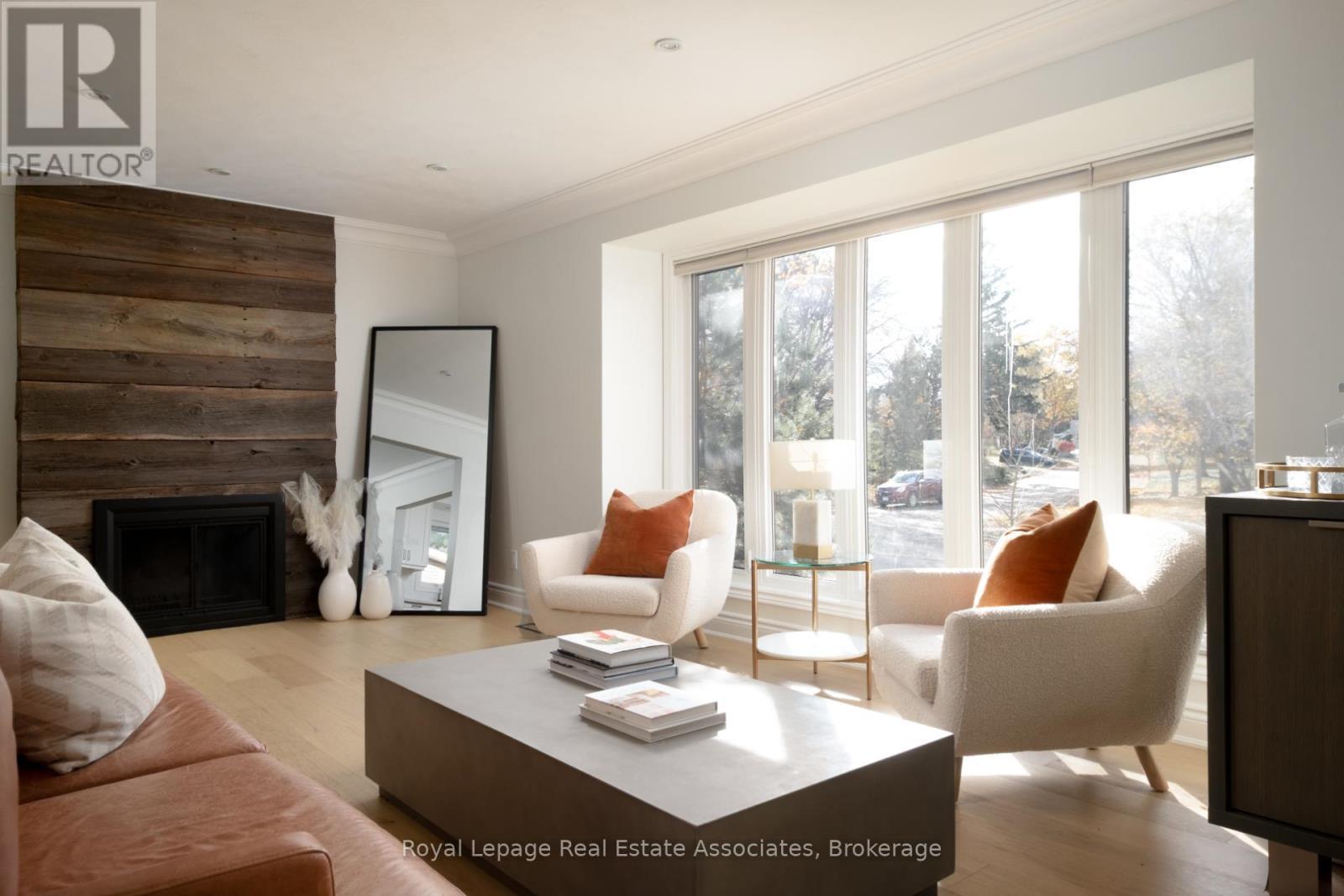 134 Fairwood Place W, Burlington, ON - Indoor Photo Showing Living Room With Fireplace