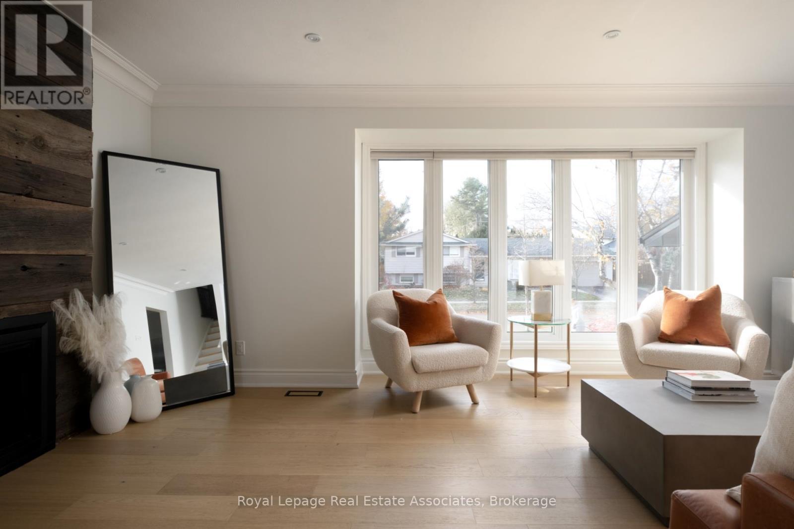 134 Fairwood Place W, Burlington, ON - Indoor Photo Showing Living Room