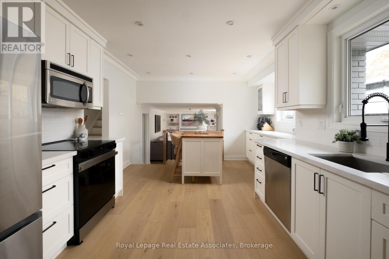 134 Fairwood Place W, Burlington, ON - Indoor Photo Showing Kitchen With Upgraded Kitchen