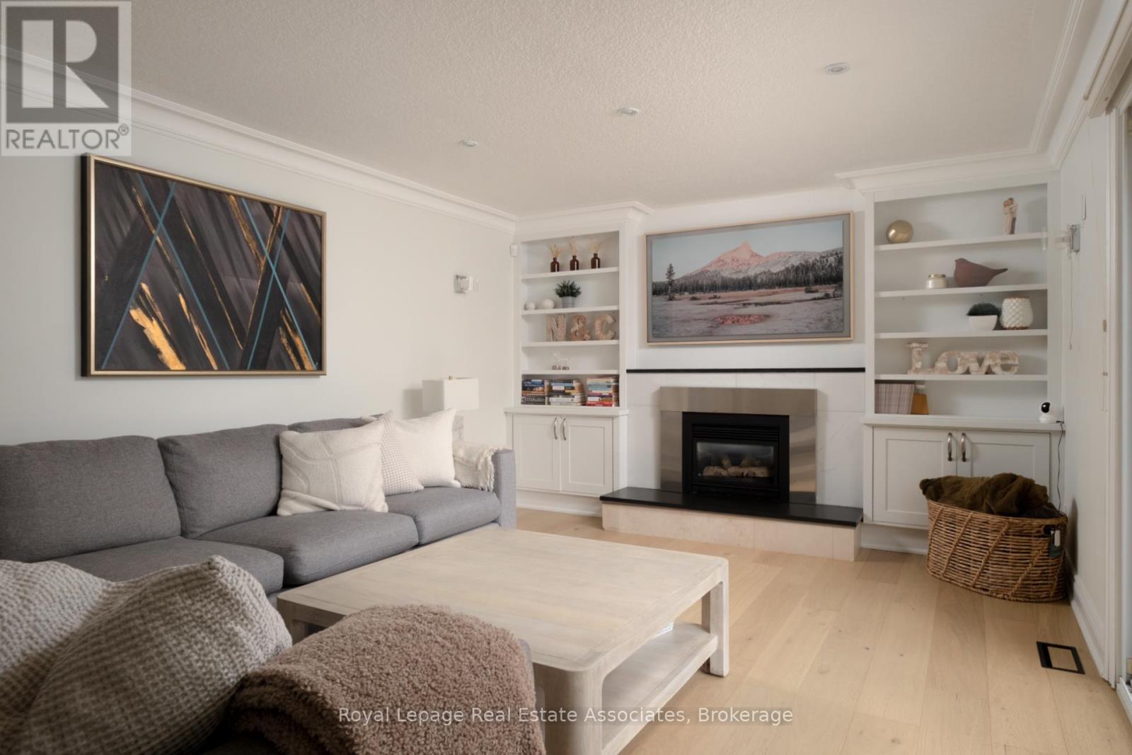 134 Fairwood Place W, Burlington, ON - Indoor Photo Showing Living Room With Fireplace