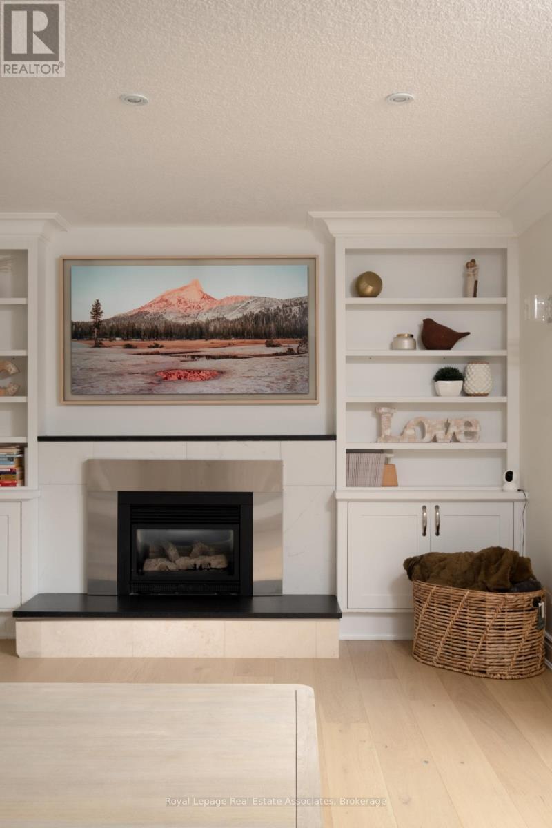 134 Fairwood Place W, Burlington, ON - Indoor With Fireplace