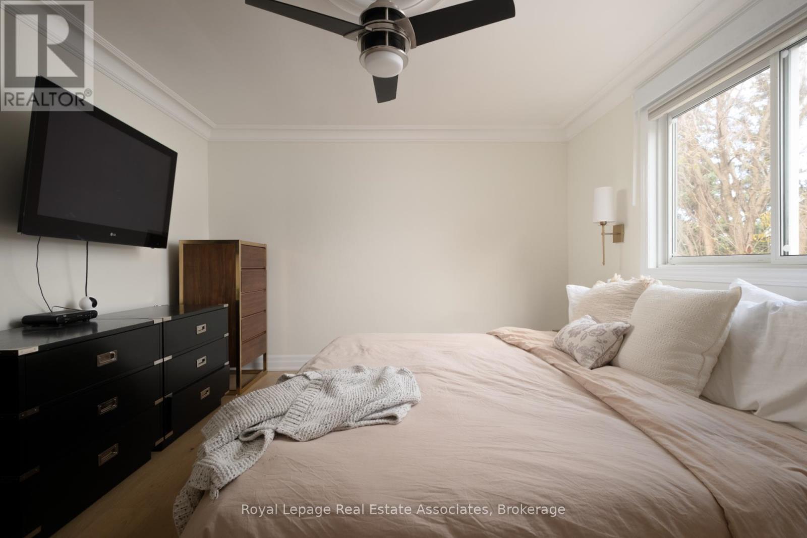 134 Fairwood Place W, Burlington, ON - Indoor Photo Showing Bedroom